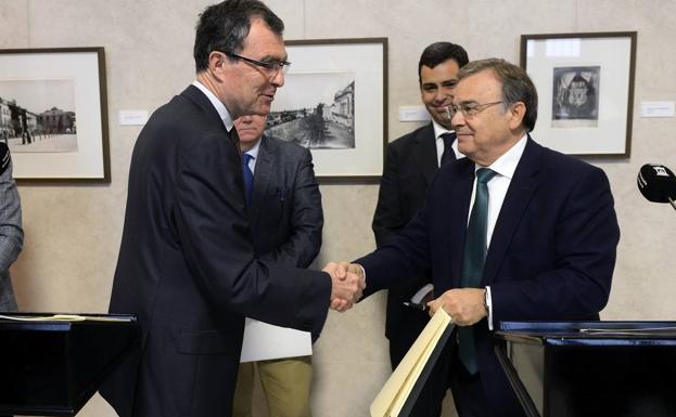 El alcalde de Murcia, José Ballesta, da la mano al consejero de Fomento, Patricio Valverde.