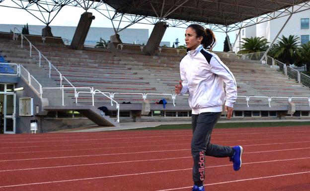 La atleta Laura Jiménez entrenando ayer en pista. 