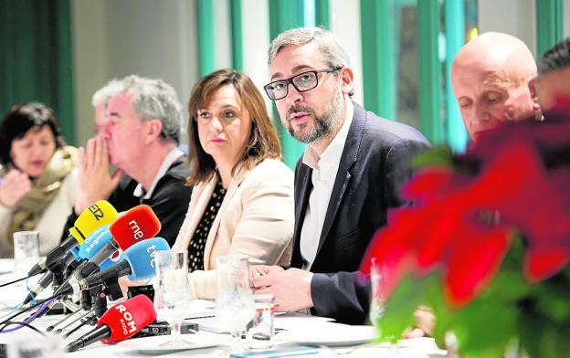 Víctor Martínez, durante el desayuno informativo ofrecido ayer por el Grupo Parlamentario Popular. 