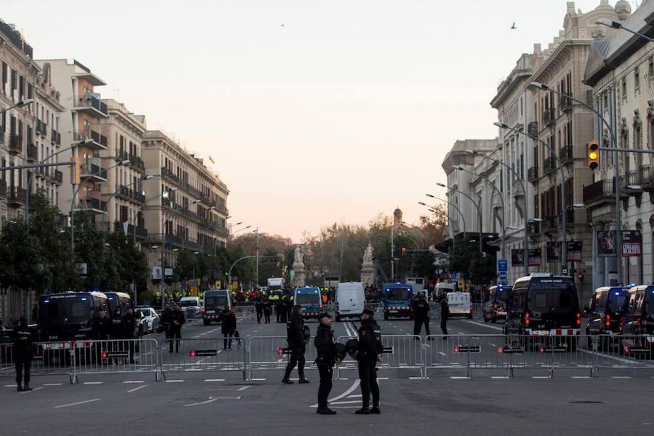 El presidente del Gobierno, Pedro Sánchez, preside este viernes el Consejo de Ministros en la Llotja de Mar de Barcelona. La ciudad condal vive una jornada de concentraciones y protestas de la mano de los CDR.