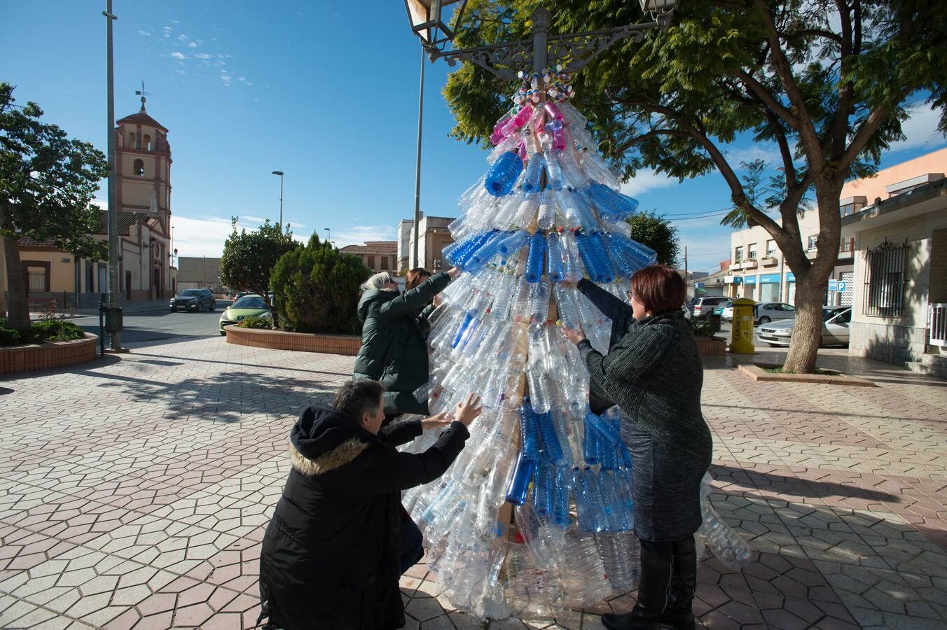 Los vecinos de La Palma decoran la plaza principal con objetos y materiales reciclados, molestos por la falta de adornos municipales