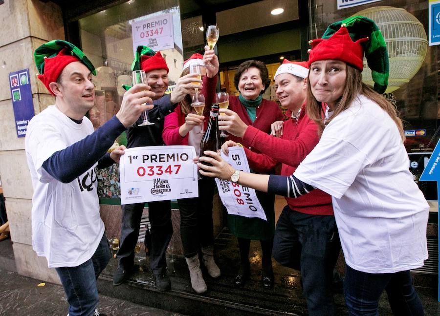 Celebración en la administración de la callle Jovellanos de Oviedo que han repartido parte del Gordo.