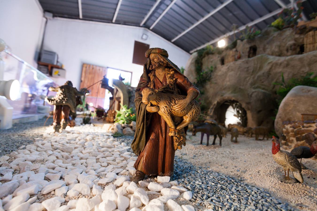 El presidente de la Federación de Peñas y las Reinas de la Huerta inauguraron el montaje navideño en su sede.