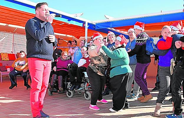 El tenor Jesús Hernández canta en el Centro Especial de Empleo Aidemar, ayer, en San Pedro. 