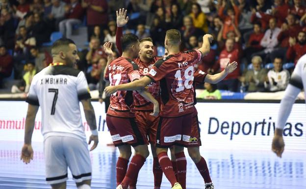 Jugadores de ElPozo celebran un gol.