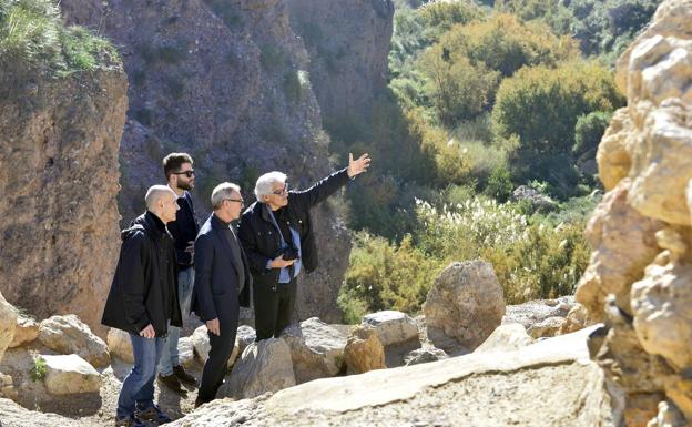 José Guirao escucha las indicaciones de Vicente Llull en el yacimiento argárico de La Bastida.