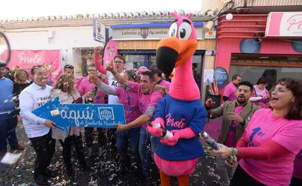 La administración de 'El Perolo' celebra el cuarto premio. 