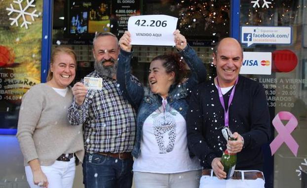 Carlos Resa, a la derecha, junto a trabajadores y agraciados por el cuarto premio de la lotería de Navidad.