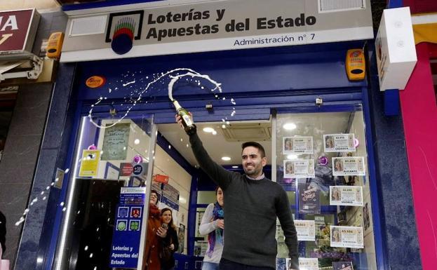 Jose Ángel, el lotero de la administración número 7 de Albacete, celebra haber repartido 20 series del segundo premio de la Lotería de Navidad.