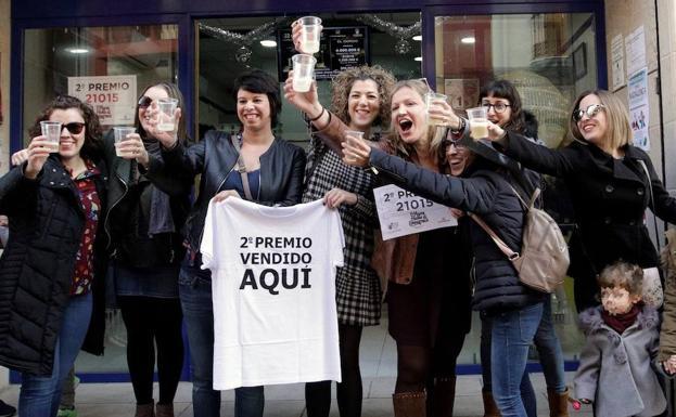 Imagen principal - Celebraciones en las administraciones de Pedreguer, Castellbisbal y los niños que han cantado el segundo premio.