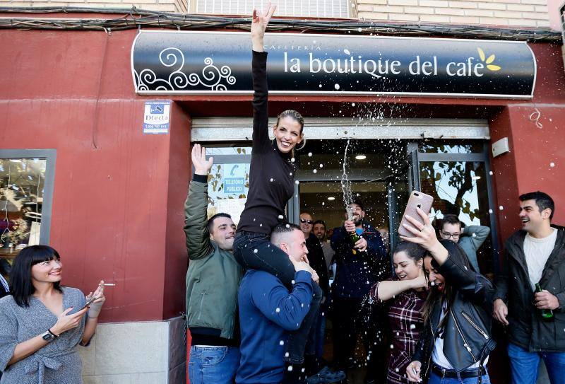 Un bar de un barrio de la ciudad de Alicante ha vendido 120 décimos del segundo premio de la Lotería, el 21.015, que ha comprado en una administración de Almansa (Albacete), y cerrará estas Navidades para «disfrutarlo».