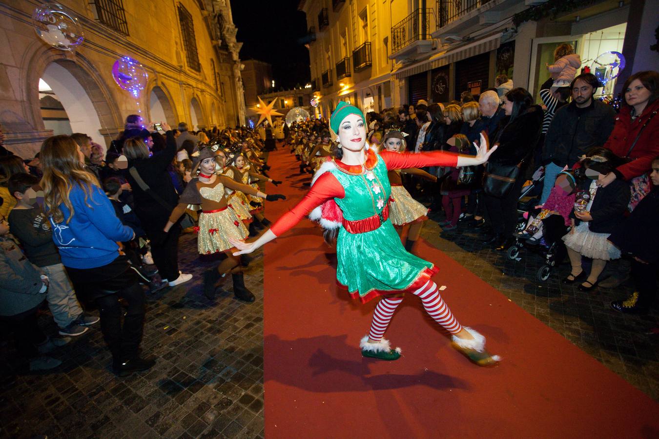 Un ballet de renos, estrellas, zancudos y elfos le recibió en la plaza de Belluga