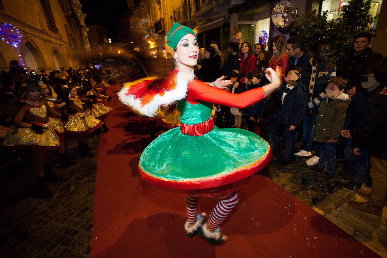 Un ballet de renos, estrellas, zancudos y elfos le recibió en la plaza de Belluga