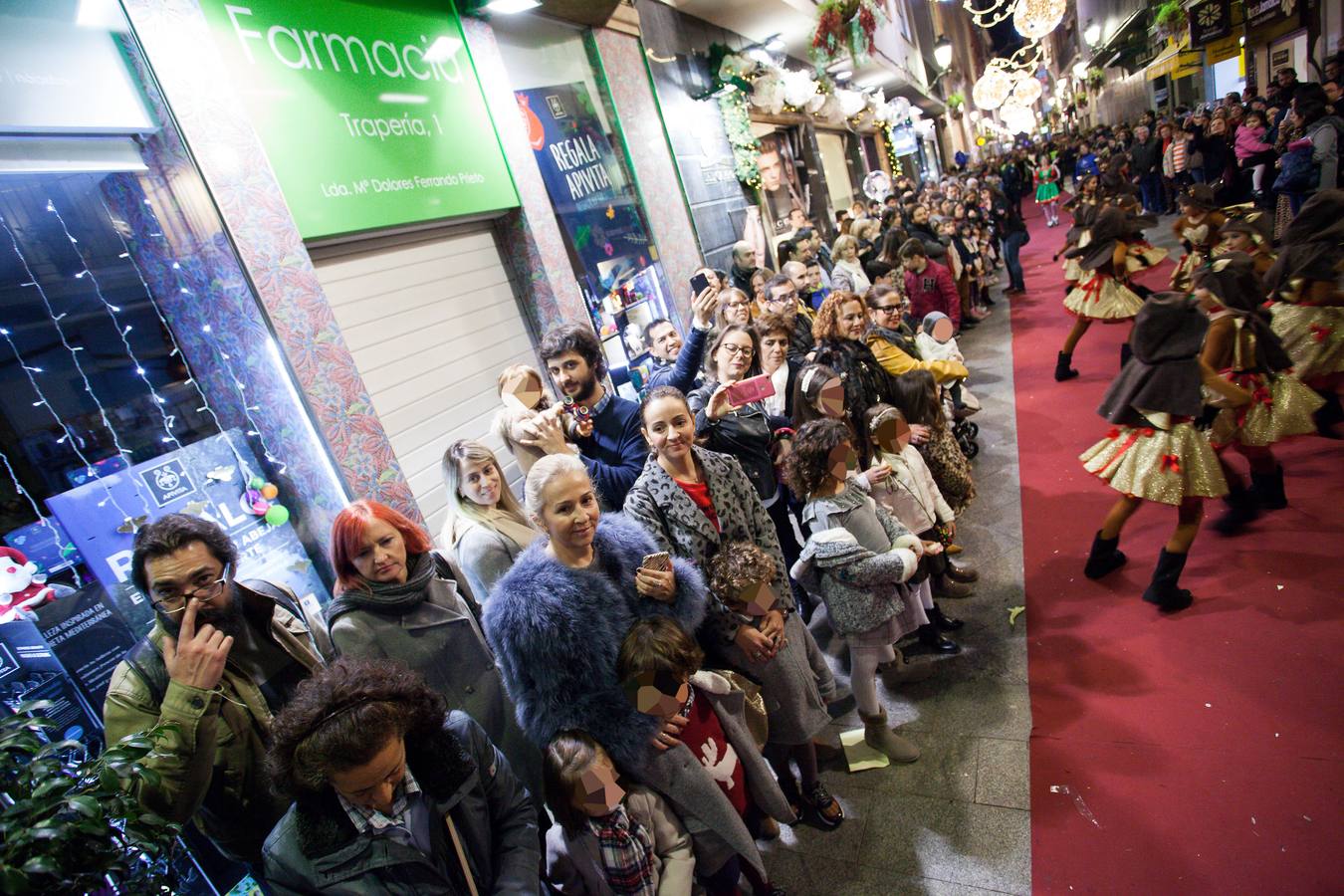 Un ballet de renos, estrellas, zancudos y elfos le recibió en la plaza de Belluga