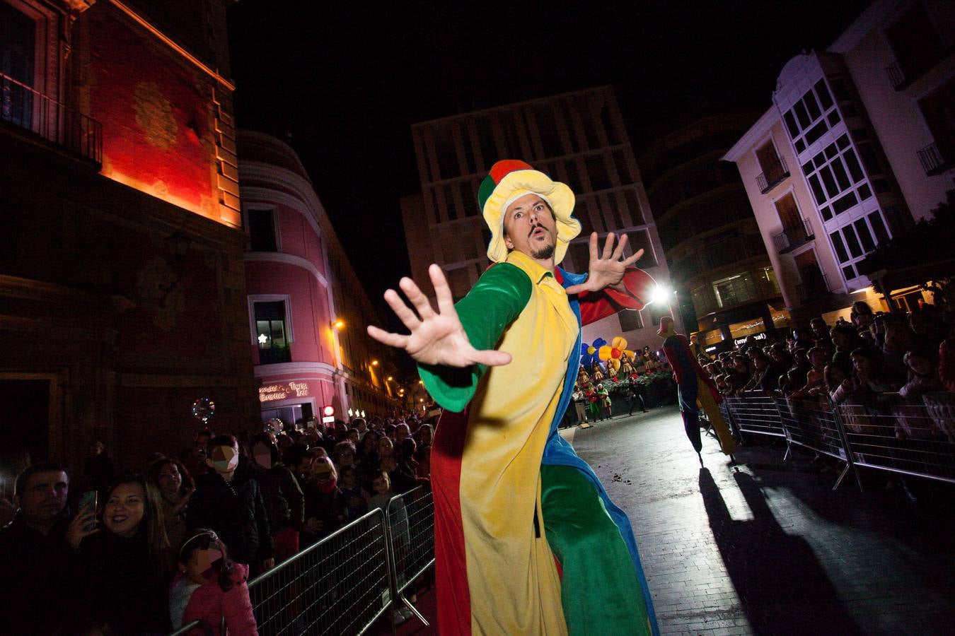 Un ballet de renos, estrellas, zancudos y elfos le recibió en la plaza de Belluga