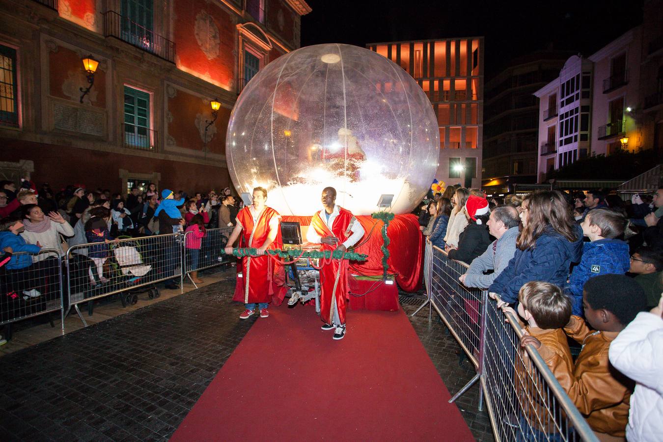 Un ballet de renos, estrellas, zancudos y elfos le recibió en la plaza de Belluga