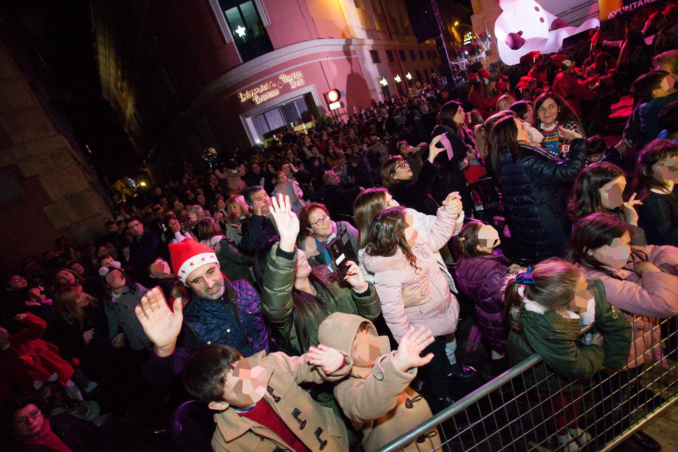 Un ballet de renos, estrellas, zancudos y elfos le recibió en la plaza de Belluga