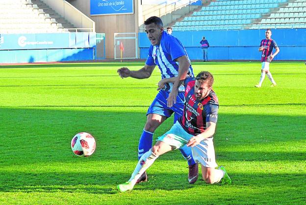 Álvaro, del Lorca FC, con un rival. 