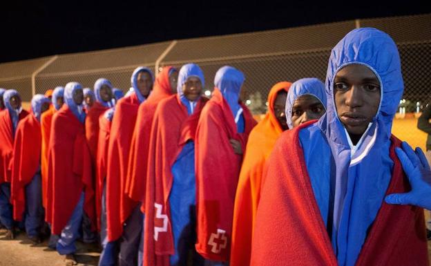 Grupo de inmigrantes a su llegada a Motril.