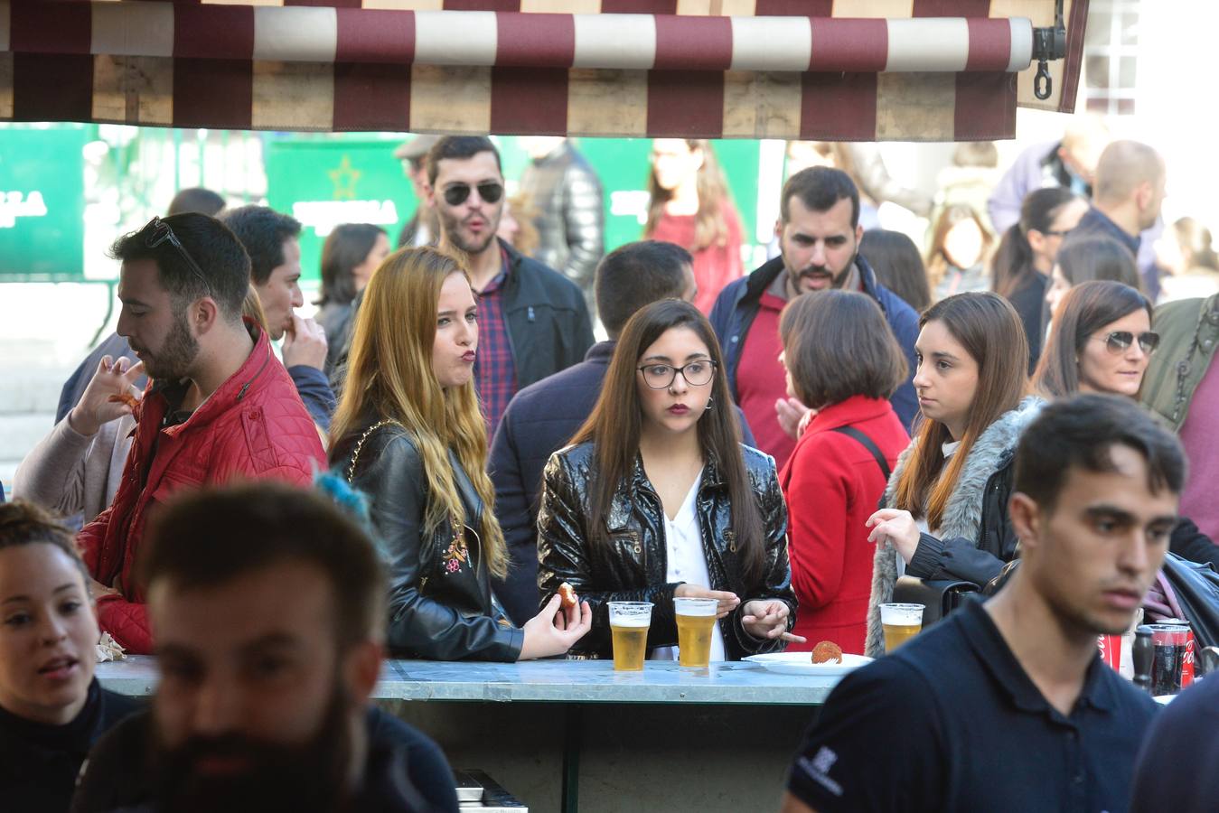 El centro de Murcia se ha convertido en un hervidero de gente que ha abarrotado bares y terrazas en el tradicional aperitivo previo a la cena de nochebuena