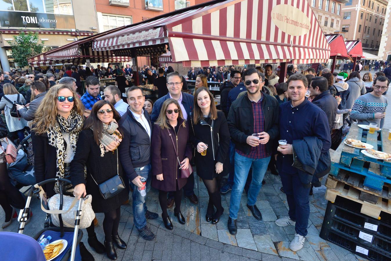 El centro de Murcia se ha convertido en un hervidero de gente que ha abarrotado bares y terrazas en el tradicional aperitivo previo a la cena de nochebuena