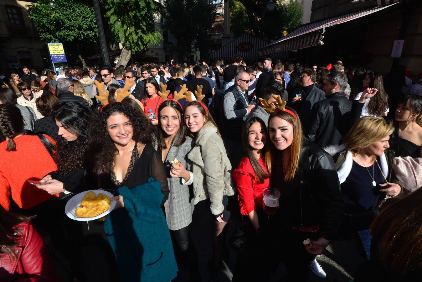 El centro de Murcia se ha convertido en un hervidero de gente que ha abarrotado bares y terrazas en el tradicional aperitivo previo a la cena de nochebuena