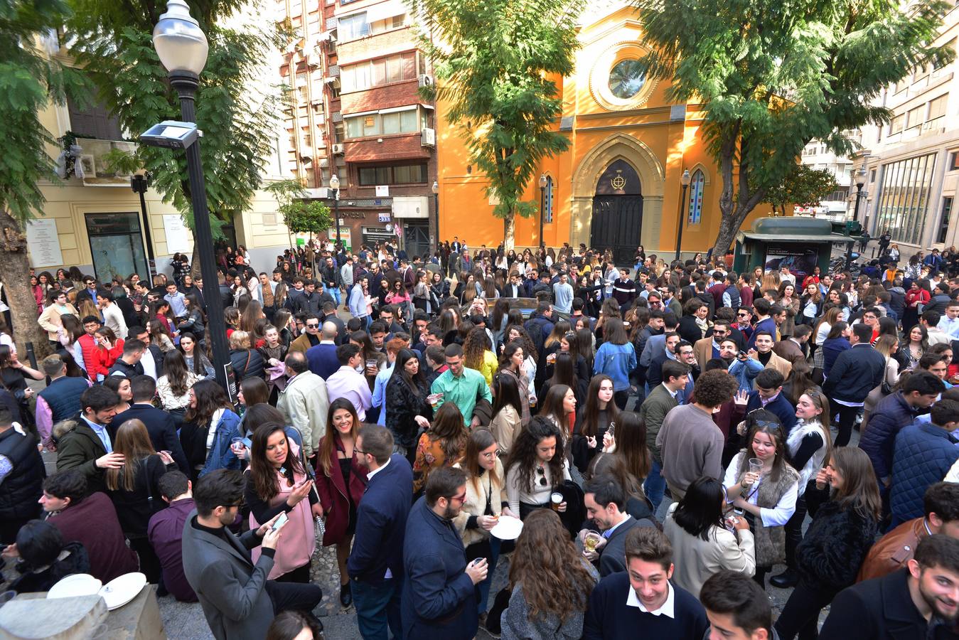 El centro de Murcia se ha convertido en un hervidero de gente que ha abarrotado bares y terrazas en el tradicional aperitivo previo a la cena de nochebuena