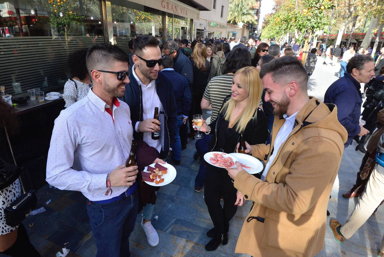 El centro de Murcia se ha convertido en un hervidero de gente que ha abarrotado bares y terrazas en el tradicional aperitivo previo a la cena de nochebuena