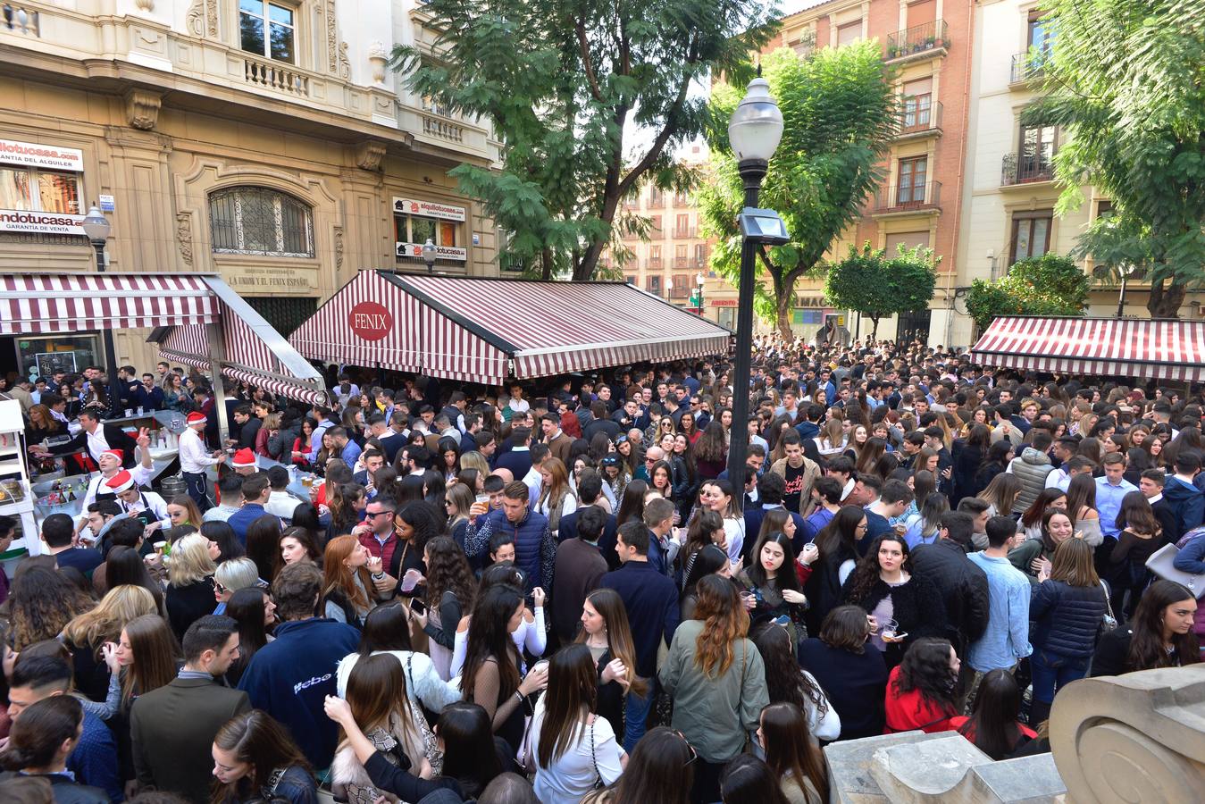 El centro de Murcia se ha convertido en un hervidero de gente que ha abarrotado bares y terrazas en el tradicional aperitivo previo a la cena de nochebuena