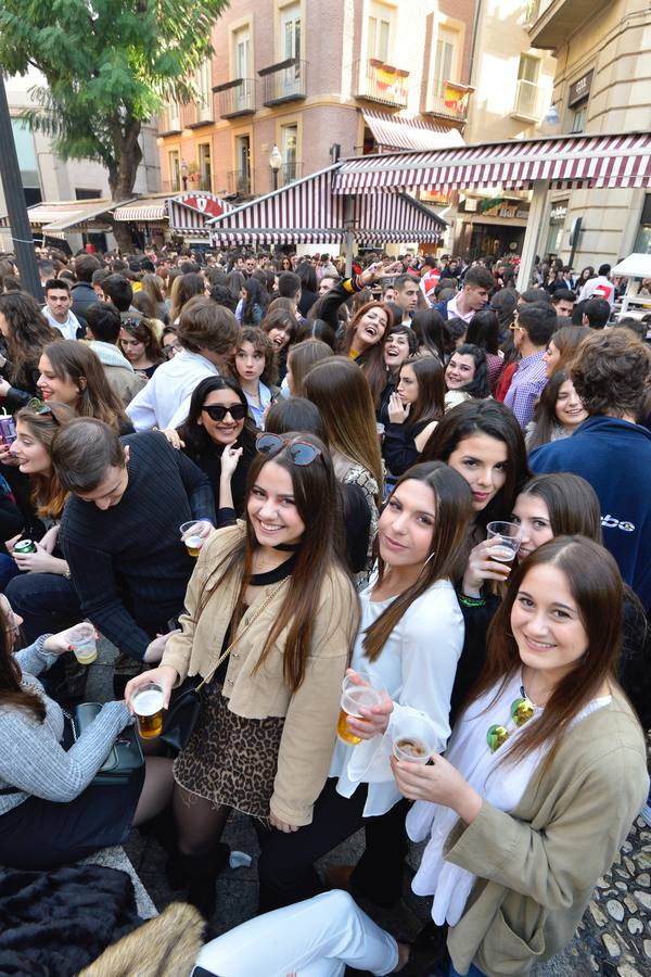 El centro de Murcia se ha convertido en un hervidero de gente que ha abarrotado bares y terrazas en el tradicional aperitivo previo a la cena de nochebuena