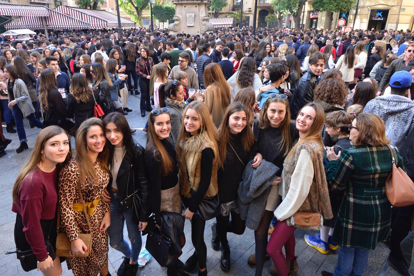 El centro de Murcia se ha convertido en un hervidero de gente que ha abarrotado bares y terrazas en el tradicional aperitivo previo a la cena de nochebuena