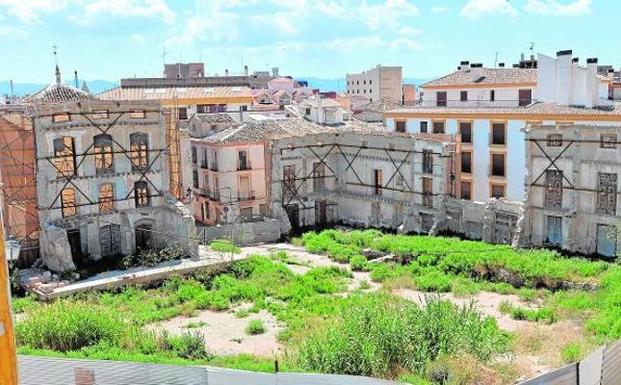 Solar vacío, con fachadas 'apeadas', destinado al futuro Palacio de Justicia y donde no se observa ningún trabajo.