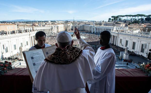 El Papa Francisco recita su tradicional mensaje de Navidad desde el balcón de la Catedral de San Pedro en el Vaticano.