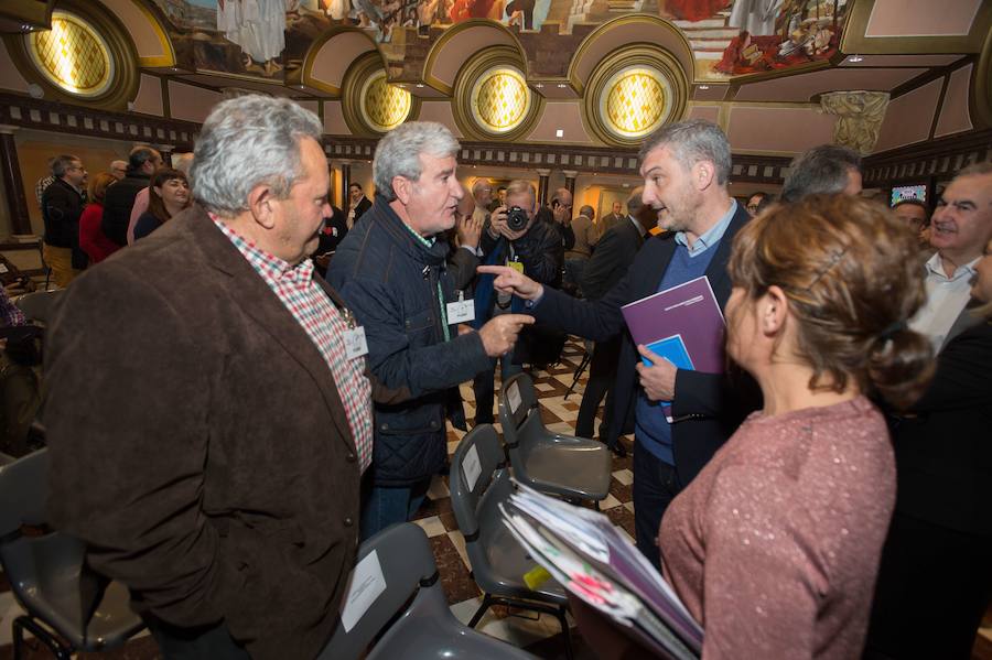 01/02/2018. Cura de urgencia para el Mar Menor. La Asamblea aprueba la reforma que endurece las condiciones de cultivo junto a la laguna. El PP vota contra las enmiendas a la norma, que para Miras son «una estocada de muerte» al campo, mientras los agricultores de la zona calculan en 500 millones el coste de la aplicación de las nuevas medidas. Gobierno y oposición alcanzan un pacto para empezar a trabajar en una ley integral de más alcance. En la imagen, los dirigentes agrarios Vicente Carrión y Santiago Martínez mantienen un agrio cara a cara con los diputados de Podemos Óscar Urralburu y María Giménez (que apoyan el pacto) en la Asamblea, antes del Pleno. 
