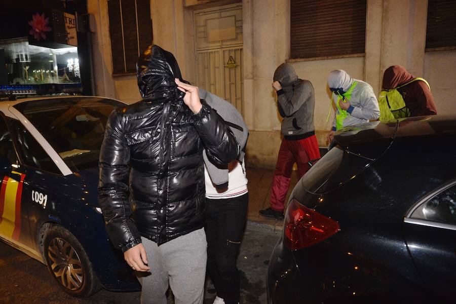 19/02/2018. Detienen a seis jugadores en Ceutí y Águilas por presunto amaño de partidos. La sacudida es tremenda en varios clubes de la Región. Donde más se siente es en el Jumilla, de Segunda B, y en el Águilas, de Tercera, pero tiene sus efectos colaterales en Cartagena, Lorca, Pulpí y Alcantarilla. Los seis futbolistas son detenidos por agentes de la Unidad de Delitos Especializados y Violentos de la Policía Nacional, en el marco de la ‘operación Pizarro’ llevada a cabo en toda España contra el amaño de partidos de fútbol. Según los investigadores, los jugadores cebo, a sueldo de una organización delictiva cuyo cabecilla sería el exfutbolista vasco Jonan García, forzaban saques de esquina, impedían fueras de juego, hacían penaltis, mostraban pasividad defensiva e incluso convencían a otros compañeros de que hicieran lo mismo durante los partidos.