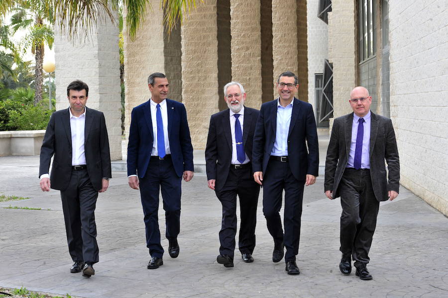 05/02/2018. Cinco candidatos al Rectorado de la UMU. El catedrático de Derecho del Trabajo, decano de la Facultad de Ciencias del Trabajo y entonces presidente del Consejo Económico y Social (CES), José Luján; el catedrático de Biblioteconomía y exvicerrector de Comunicación, José Antonio Gómez; el decano de la Facultad de Química y catedrático de Bioquímica y Biología Molecular, Pedro Lozano; el catedrático de Filosofía Emilio Martínez Navarro, y el catedrático de Física y Óptica Pablo Artal, presentan su candidatura al Rectorado de la UMU después de que José Orihuela anuncie que no optará a la reelección. Los comicios se resuelven en la segunda vuelta, a la que pasan los dos más votados, Luján y Lozano. 