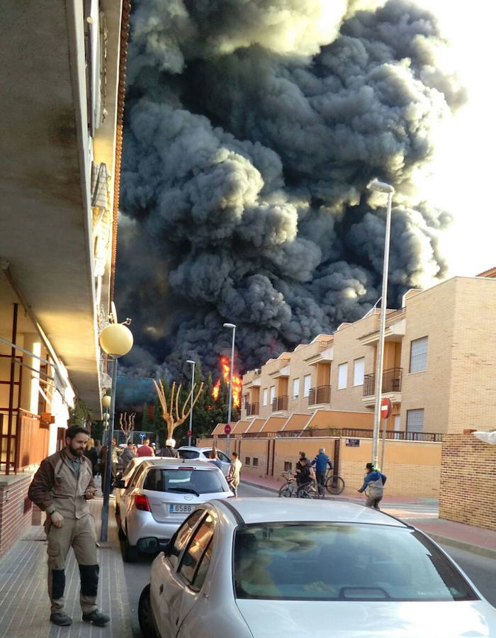 El incendio de una antigua fábrica de zumos en Casillas genera una nube de humo tóxico. 