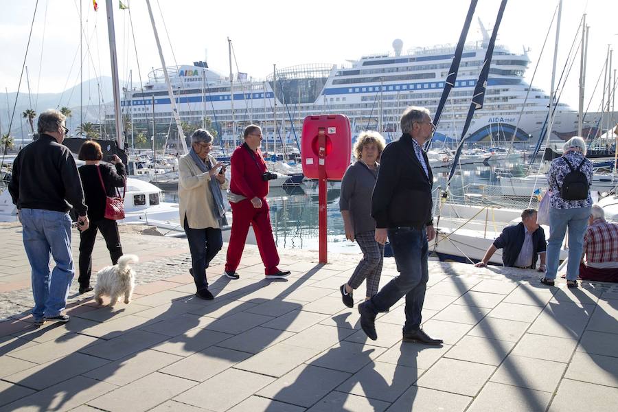 El buque Aidamar, perteneciente a la naviera alemana Aida Cruises, llegó procedente de Lisboa con más de 2.500 pasajero