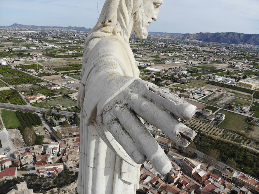 27/04/2018. El Cristo de Monteagudo se cae a pedazos. El deterioro del Sagrado Corazón de Monteagudo causa el desprendimiento de trozos de hormigón de los dedos y brechas en las uniones de las piezas. Unas fotografías tomadas con un dron revelan grandes desconchones y herrumbre en la obra de 14 metros de altura. El descubrimiento se produce durante la preparación de un informe sobre el estado de la fortaleza y su entorno elaborado por la Asociación para la Conservación de la Huerta y el Patrimonio de Murcia (Huermur), una de las instituciones que más ha denunciado en los últimos años el deterioro de todo el sitio histórico. 