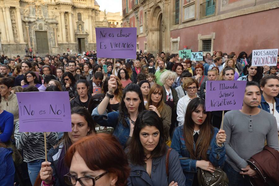 26/04/2018. Clamor contra la sentencia de 'La Manada'. La Audiencia de Navarra condena a los cinco miembros de ‘La Manada’ a nueve años de cárcel y cinco más de libertad vigilada por el ataque a una joven de 18 años en los Sanfermines de 2016, que el tribunal no considera agresión sexual, sino abuso con prevalimiento. La sentencia limita el caso de ‘La Manada’ al abuso sexual, y la condena a nueve años de cárcel queda muy lejos de los más de veinte años que pedía la víctima. Los jueces le otorgan credibilidad, pero descartan que hubiera la violencia precisa para condenar por agresión sexual. Miles de ciudadanos salen a las calles en toda España para protestar por la sentencia, que desata la indignación y encendidos debates sobre su contenido. 