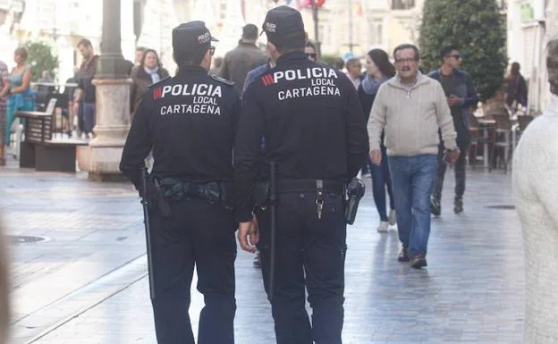 Dos agentes de Policía Local en una calle de Cartagena.