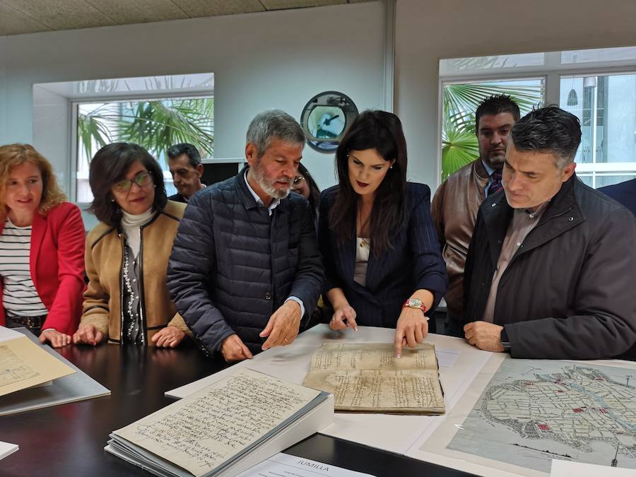 La consejera Miriam Guardiola, junto al director general de Bienes Culturales, Juan Antonio Lorca (dcha.), el responsable del Archivo General, Rafael Fresneda (izq.), y algunos representantes de los ayuntamientos.