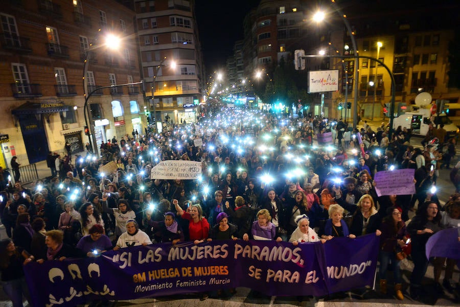 Histórico 8 de marzo. Decenas de miles de manifestantes llenan la Gran Vía de Murcia para exigir la igualdad de género. Más de seis millones de trabajadores secundan en España los paros laborales de dos horas. El 8 de marzo desborda calles y plazas en una jornada de masiva participación en las iniciativas convocadas por la igualdad y contra la discriminación por razones de género. Mujeres de todas las edades comparten manifestaciones en España y el mundo en reivindicación de sus derechos. El 8-M se convierte en una interpelación directa a cada hombre, empresa, institución y organización social del país. Cientos de miles de mujeres toman las calles hasta formar un gigantesco caudal unitario en favor de sus derechos que marca un antes y un después en la lucha por la igualdad de género. 