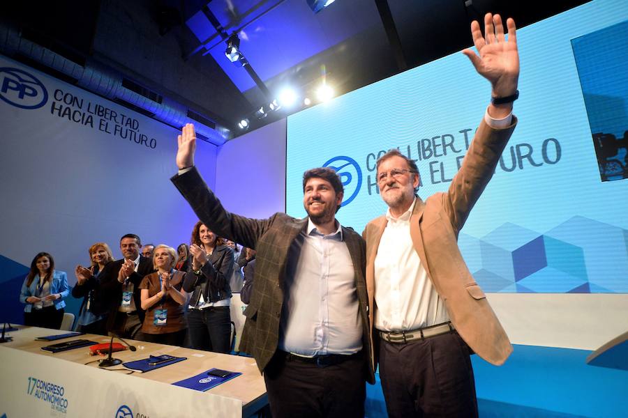 López Miras rompe amarras con el pasado. El presidente popular asciende a la secretaría general a Miralles y pide a los afiliados que trabajen para que «los murcianos se sientan orgullosos del partido». Fernando López Miras se rodea para dirigir al PP regional de un equipo sin las ataduras del pasado. El congreso extraordinario reafirma al presidente en el liderazgo del partido (por primera vez, mediante primarias) y otorga a Adela Martínez-Cachá la vicesecretaría general de Organización, lo que la convierte en el ‘número 3’ del partido. Nuria Fuentes es nombrada nueva portavoz del Partido Popular, cuyo presidente nacional, Mariano Rajoy, clausura el congreso apelando a la necesidad de pactar con el PSOE acuerdos en agua y financiación autonómica. 