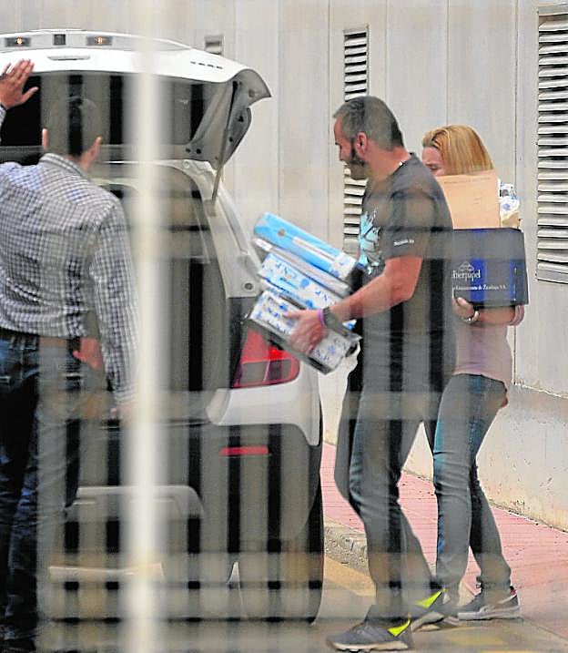 Policías judiciales, durante un registro en la planta desaladora de Escombreras en mayo de 2016. 