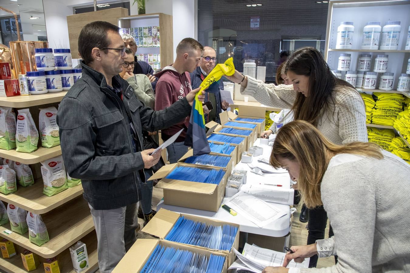 Cientos de corredores ya tienen su camiseta para la carrera de fin de año, que contará con dos mil participantes