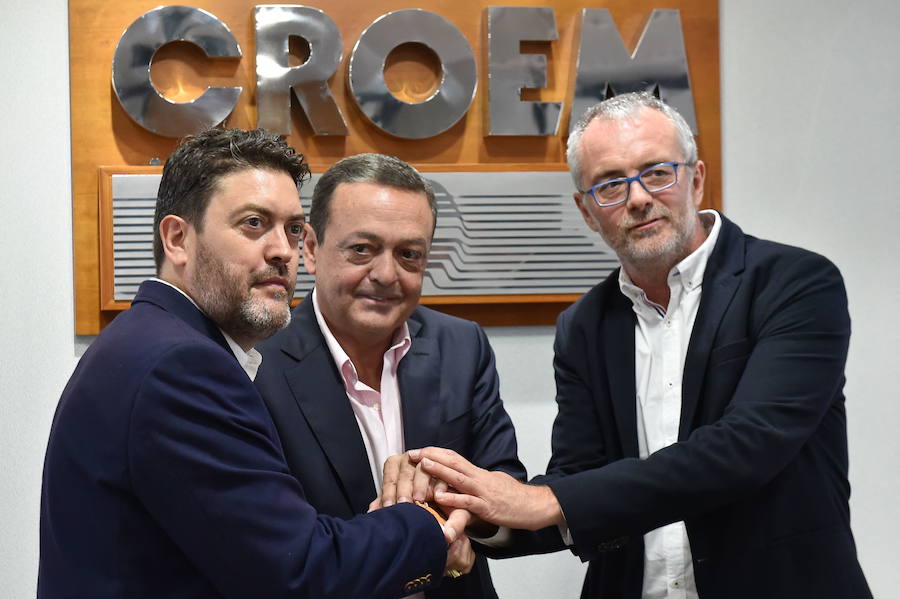 03/08/2018. Las empresas turísticas que decidan invertir en la Región podrán acortar los plazos administrativos a la mitad, y más de 20.000 firmas podrán salir de la ‘alegalidad’ y regularizar diferentes actividades económicas en el limbo jurídico por incurrir en defectos urbanísticos que no se han podido corregir por la falta de actualización de los planes generales de ordenación urbana y la demora en la renovación de las directrices y el Plan de Ordenación Territorial de Suelo Industrial de la Región. Son algunas de las principales medidas que recoge la ley de Aceleración Empresarial, presentada por el presidente de Croem, José María Albarracín; el diputado del PP en la Asamblea Regional Domingo Segado y el portavoz de Ciudadanos en el Parlamento autonómico, Miguel Sánchez, tras haber alcanzado el acuerdo definitivo para sacar adelante la normativa. En octubre, la Asamblea aprueba la ley de Aceleración Empresarial con una fuerte división política.