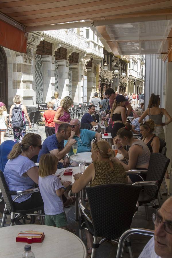 09/09/2018. Cartagena recibe en agosto a miles de cruceristas, que dan oxígeno a bares y tiendas. Cuatro cruceros anglosajones y uno alemán garantizan actividad al comercio y a la hostelería en el primer fin de semana de agosto. A lo largo del verano, 84.000 turistas llegan en grandes barcos turísticos al Puerto. Durante todo el año son 230.000 los pasajeros que hacen escala en Cartagena en 150 cruceros. 