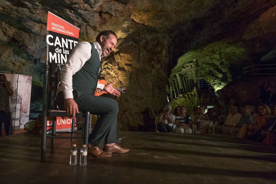 12/08/2018. Festival del Cante de las Minas. La cantaora sevillana María José Carrasco gana la Lámpara Minera de la quincuagésima octava edición en la Catedral del Cante, en La Unión. Durante diez intensos días, La Unión se convierte en la capital mundial del flamenco con actuaciones como las de Miguel Ortega, Diana Navarro y Arcángel, entre muchos otros. En la imagen, Alfredo Tejada, en su actuación en la mina Agrupa Vicenta. 