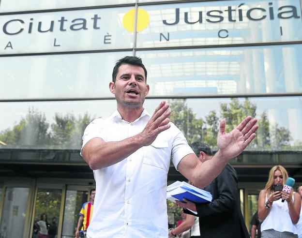 Javier Sánchez, en una rueda de prensa improvisada frente al Palacio de Justicia de Valencia. 